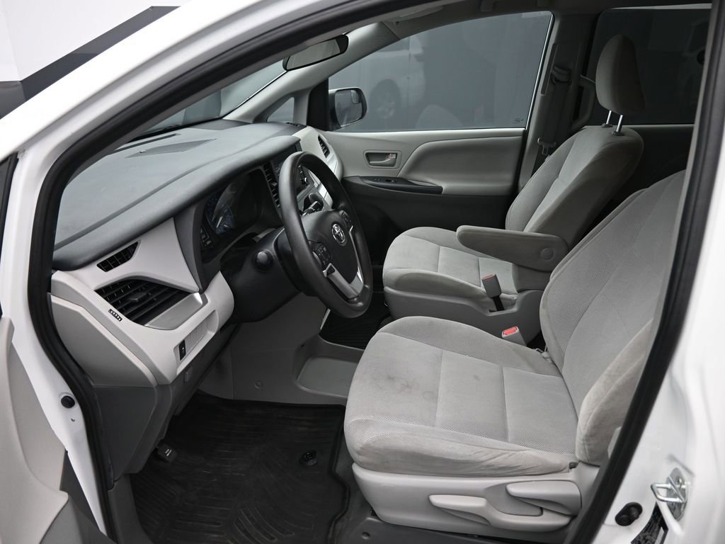 Used 2020 Toyota Sienna L image 11