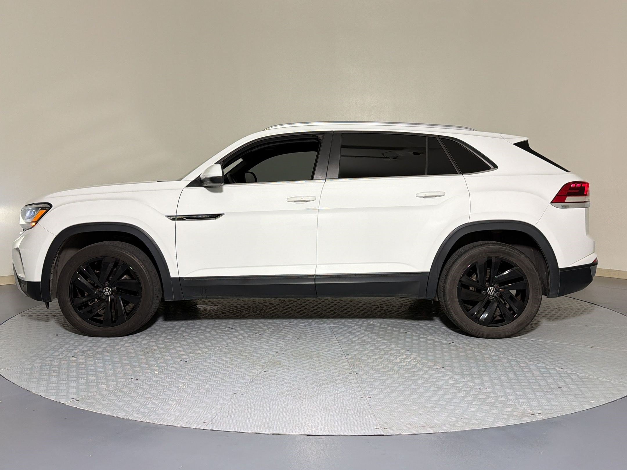 Used 2022 Volkswagen Atlas Cross Sport SE w/ Panoramic Sunroof Package AWD/4WD image 2