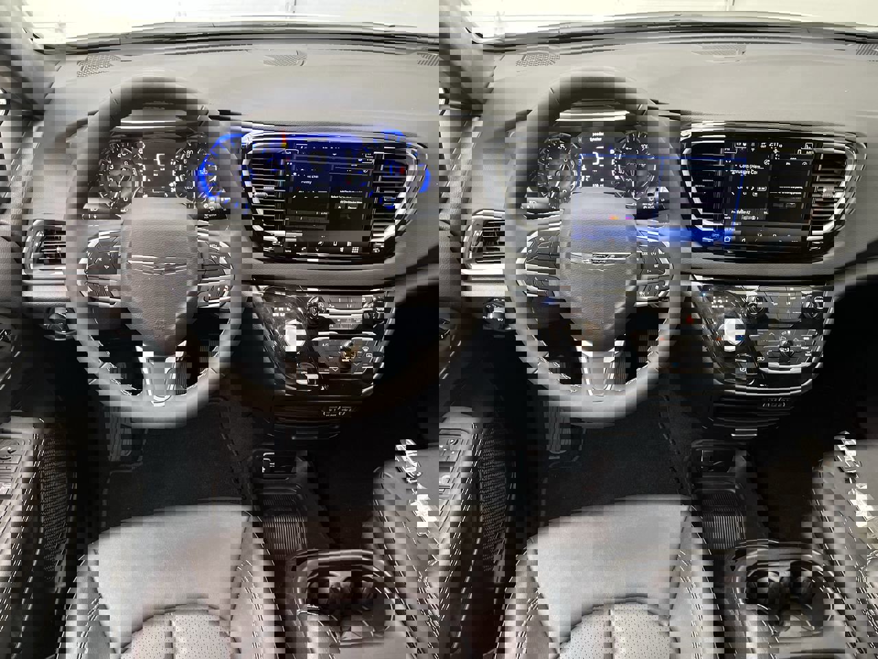 Used 2025 Chrysler Pacifica Select image 13