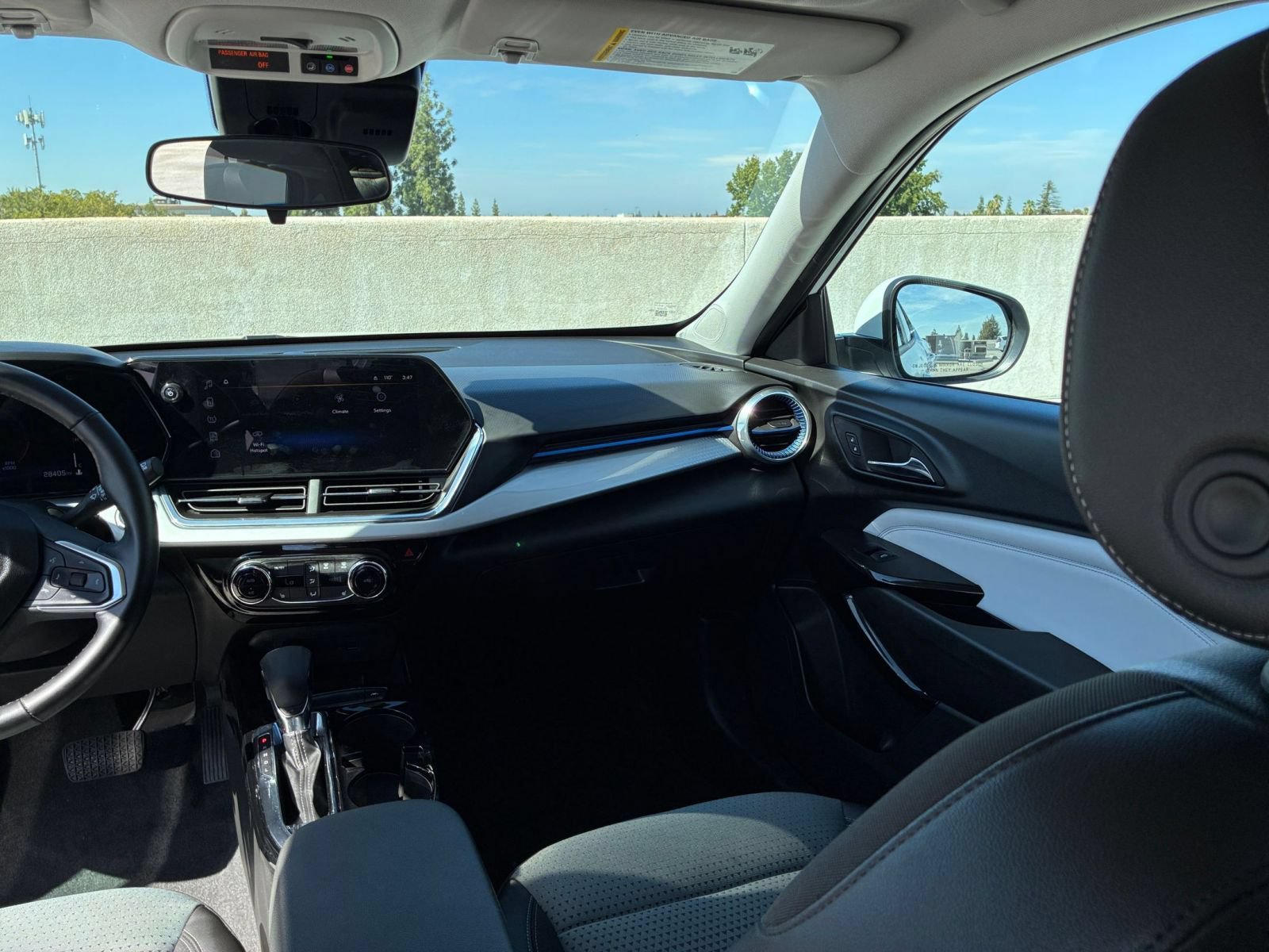 Used 2025 Chevrolet Trax LT w/ LT Convenience Package FWD image 29