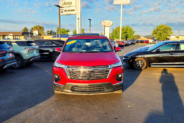 Used 2022 Chevrolet Traverse LT w/ LT Premium Package AWD/4WD image 2