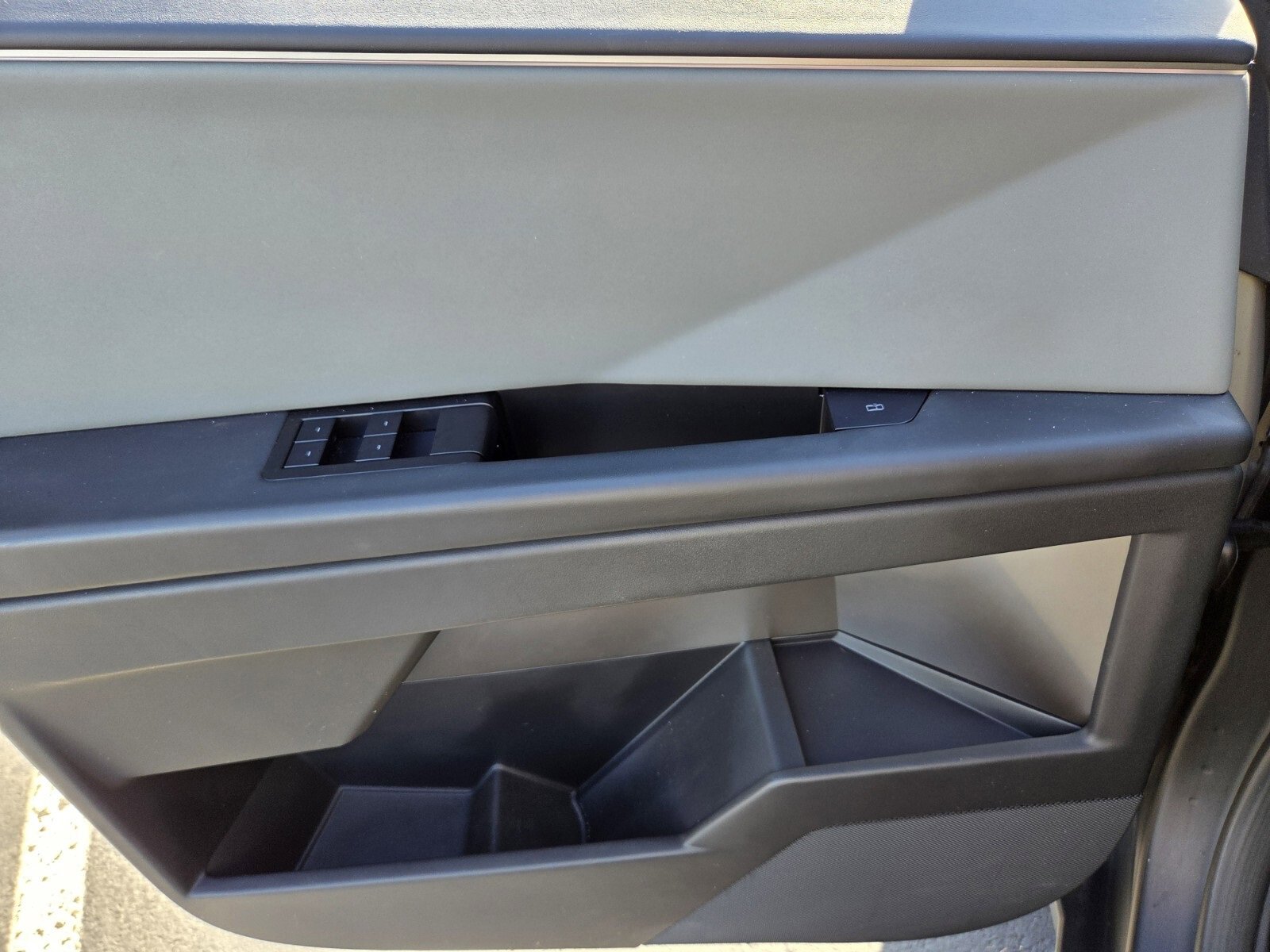 Used 2025 Tesla Cybertruck AWD Crew Cab image 17