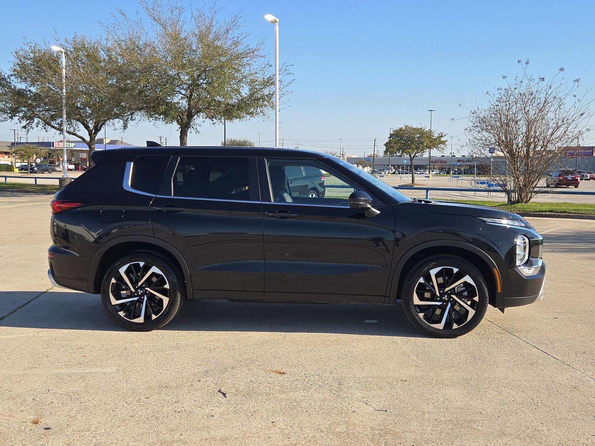 Used 2024 Mitsubishi Outlander SE image 2