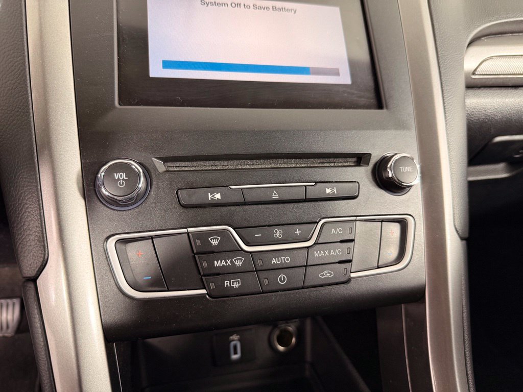 Used 2018 Ford Fusion SE w/ Fusion SE Technology Package FWD image 25