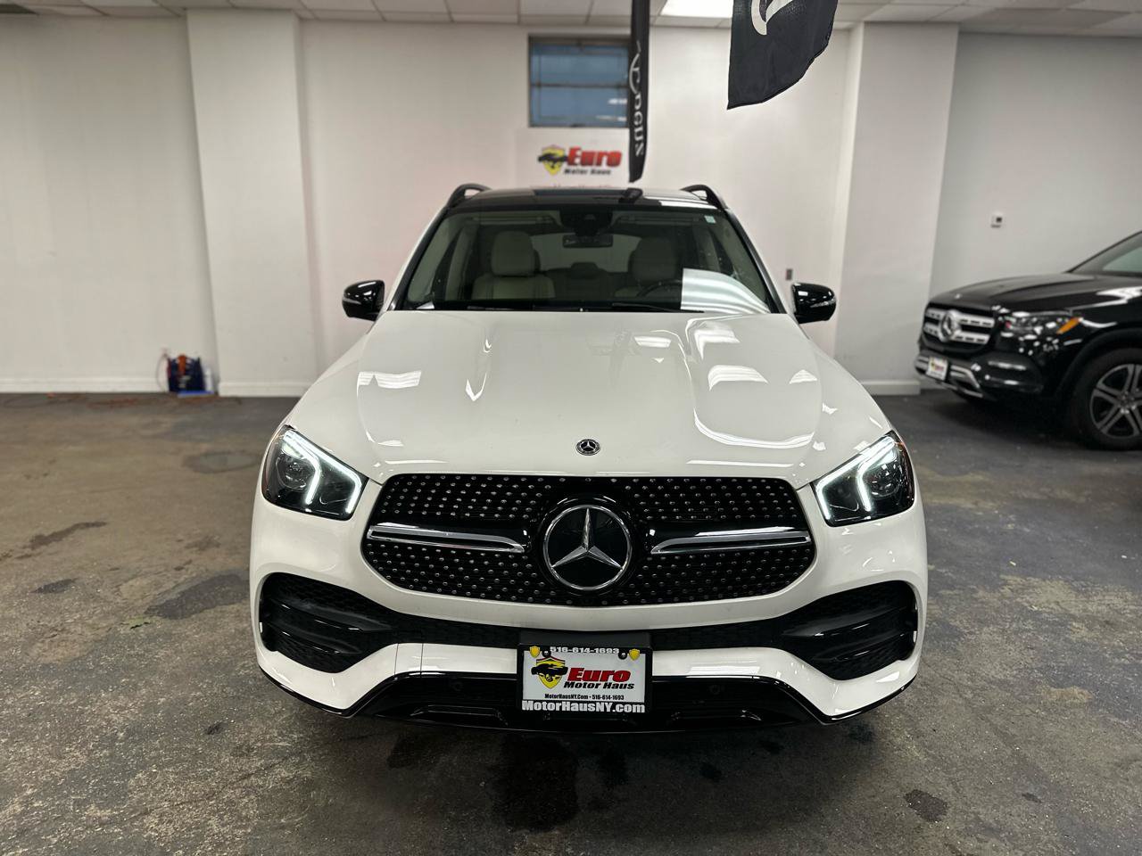 Used 2022 Mercedes-Benz GLE 350 4MATIC w/ Premium Package image 3