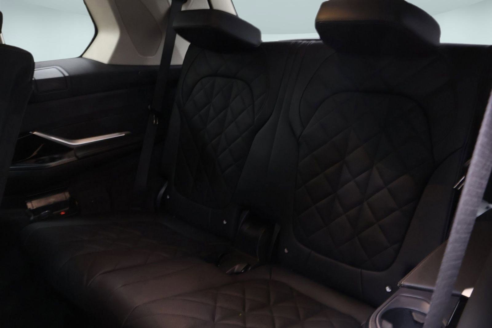 Used 2025 BMW X7 xDrive40i w/ Premium Package image 22