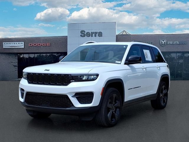 Used 2023 Jeep Grand Cherokee Altitude AWD/4WD image 3