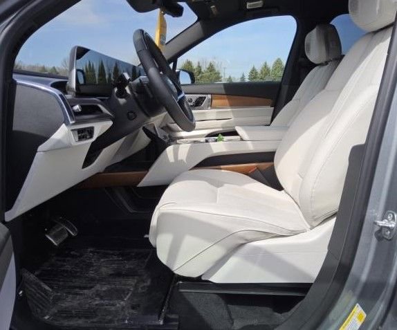 Certified 2026 Cadillac Vistiq Sport w/ LPO, Floor Liner Package AWD/4WD image 7