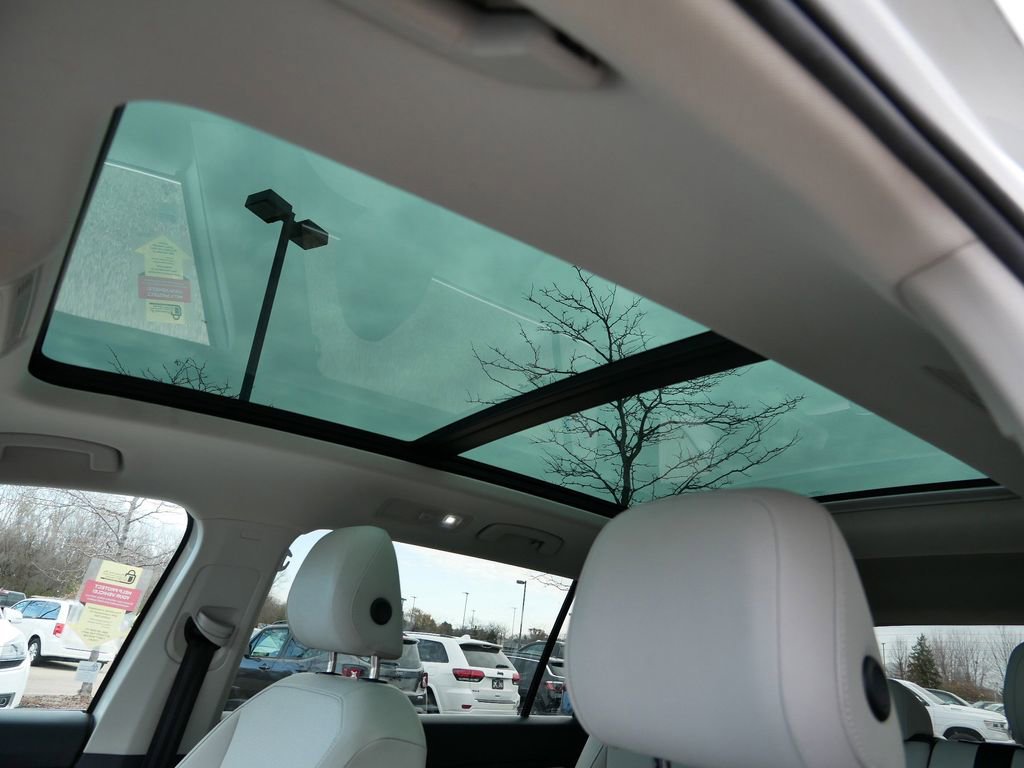Used 2020 Volkswagen Tiguan SE w/ Panoramic Sunroof Package image 4