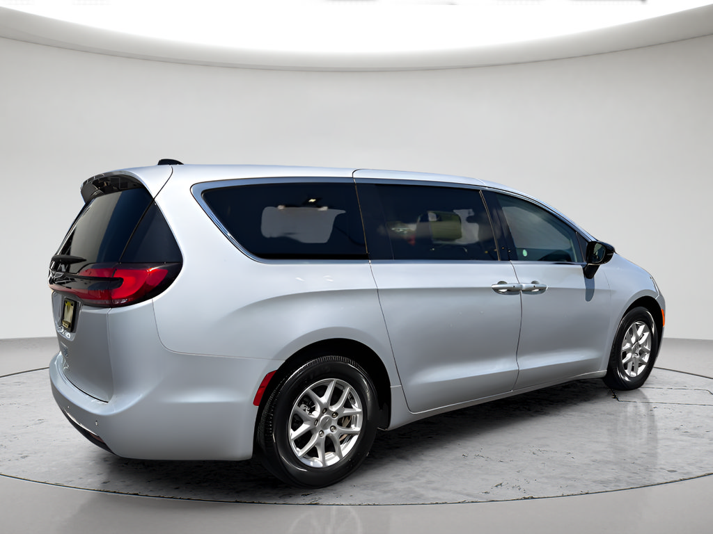 Used 2024 Chrysler Pacifica Touring-L FWD image 5