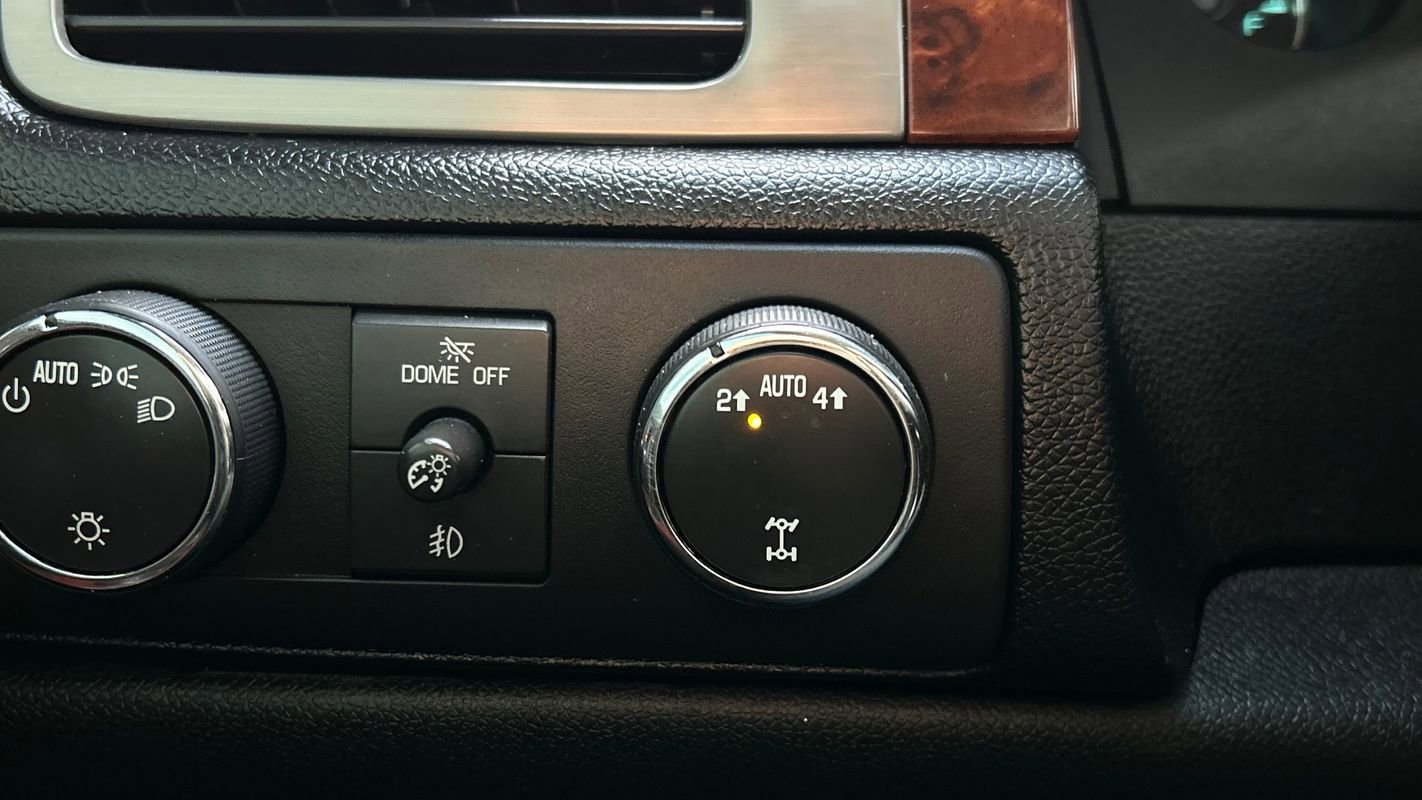 Used 2013 Chevrolet Suburban LT image 32