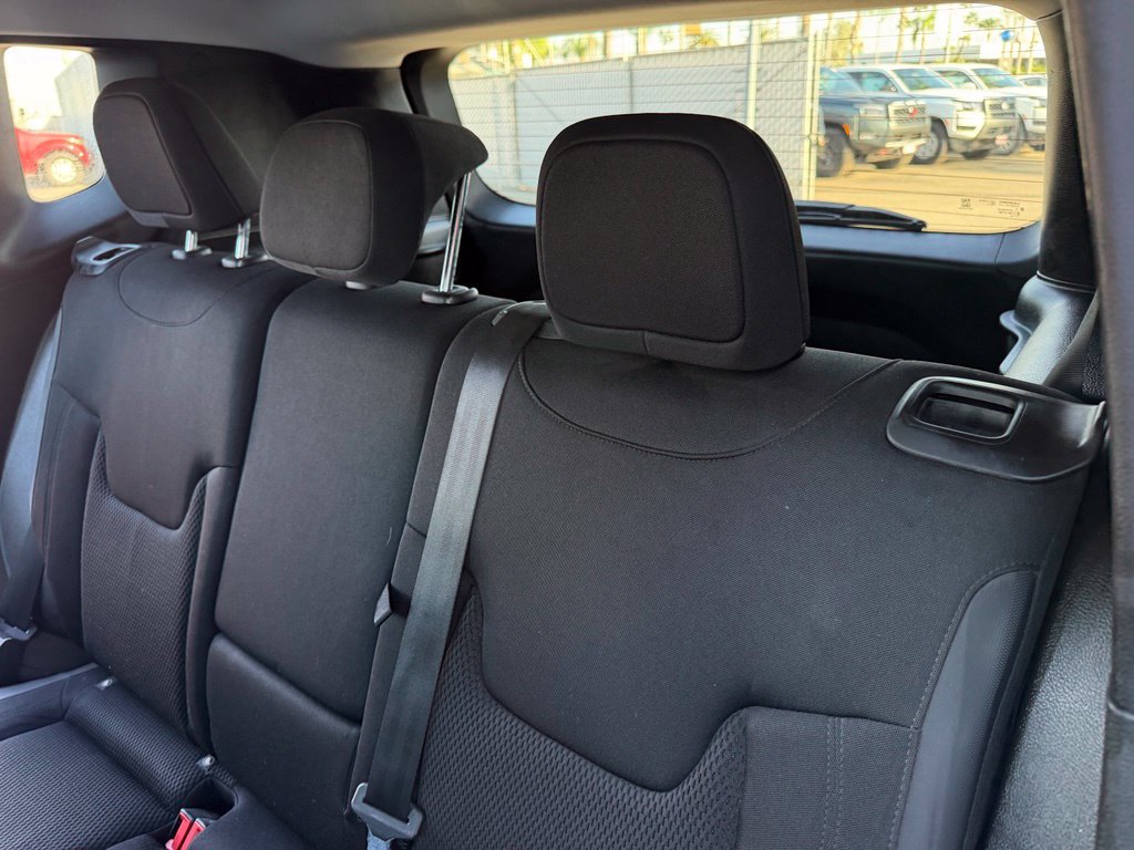 Used 2018 Jeep Renegade Altitude w/ UConnect 8.4 Nav Group FWD image 11