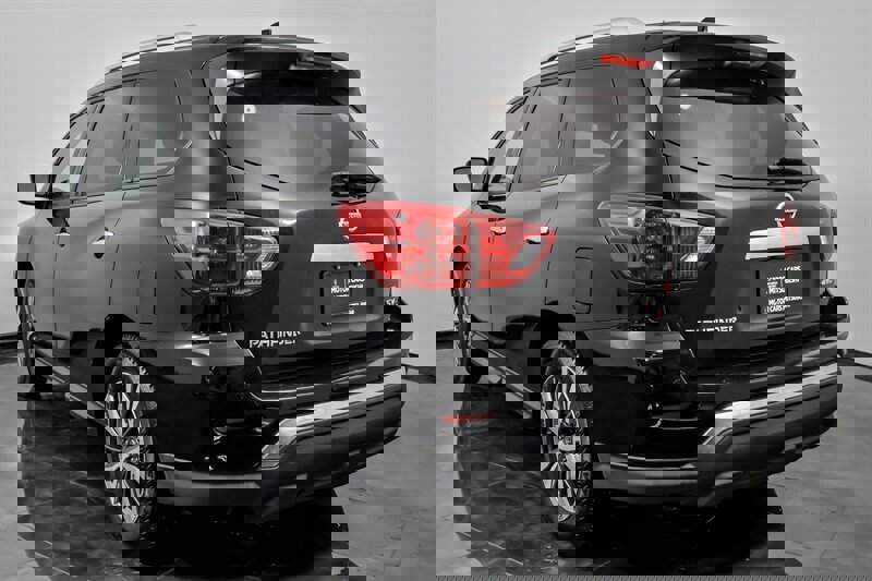 Used 2019 Nissan Pathfinder SV image 9