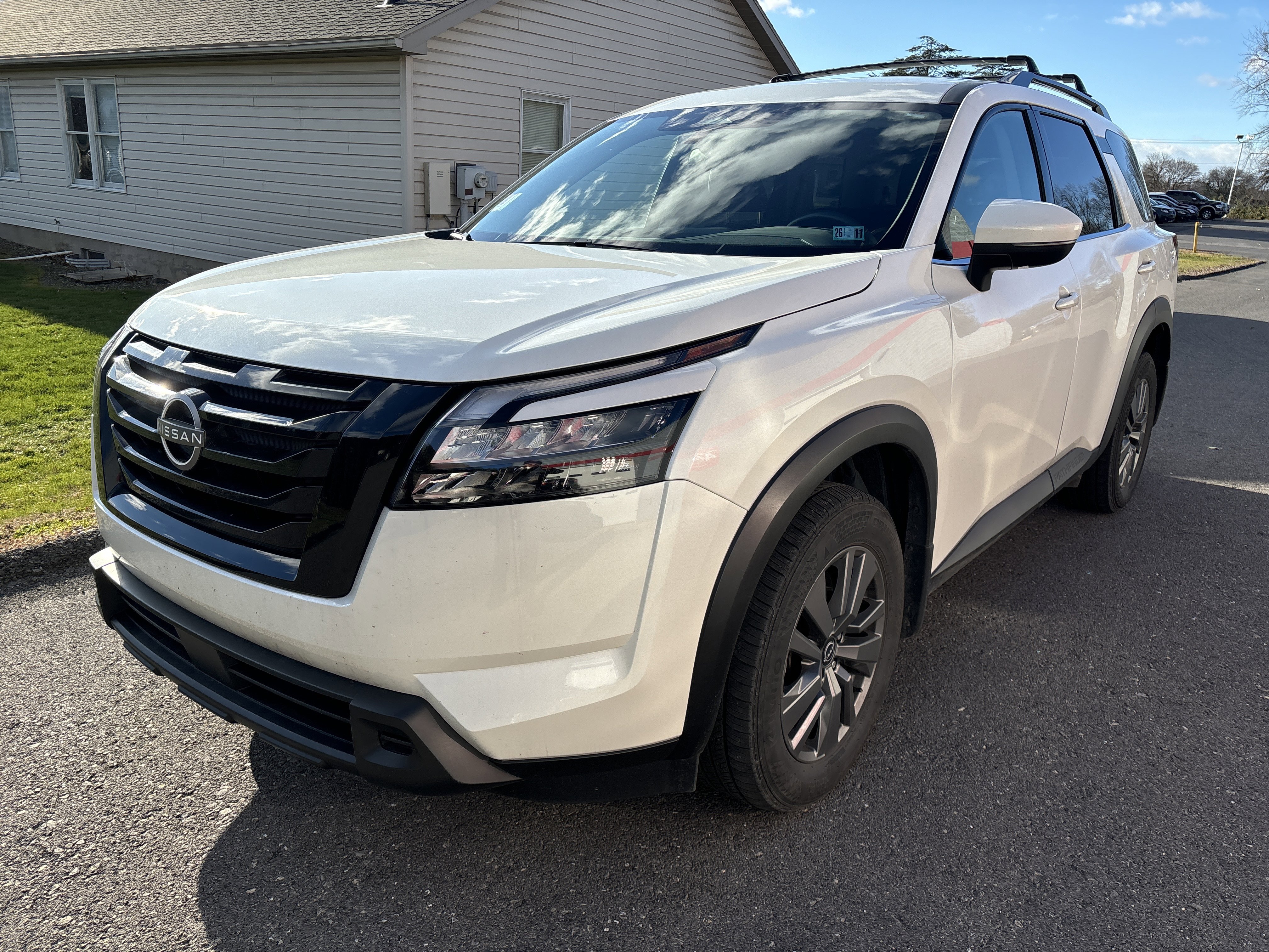 Used 2024 Nissan Pathfinder SV w/ Black Appearance Package image 8