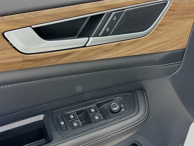 Used 2025 Volkswagen Atlas SE image 19