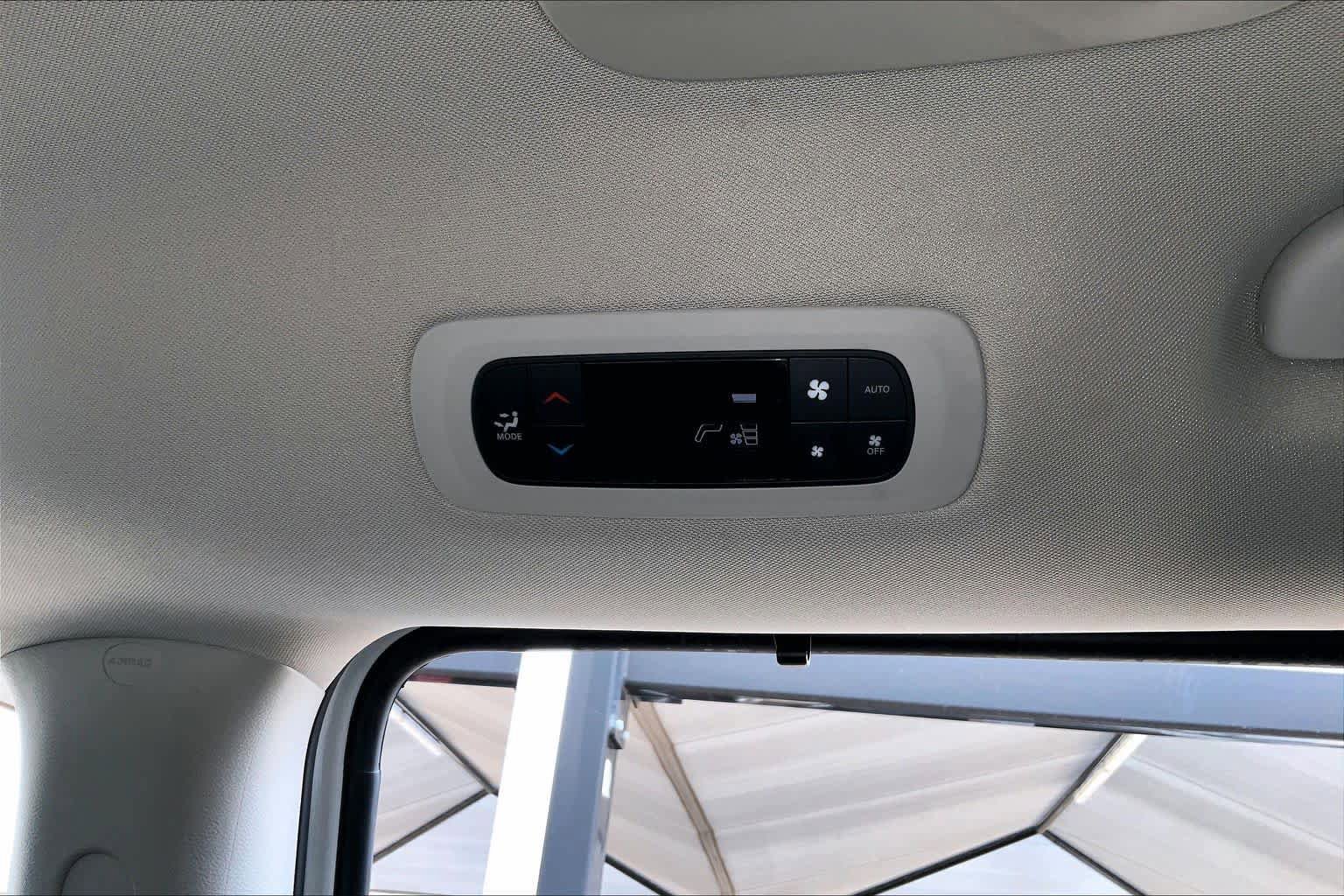 Used 2020 Chrysler Pacifica Touring FWD image 31