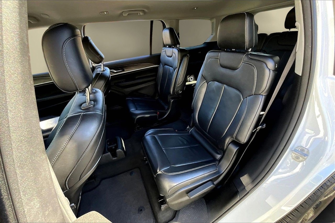 Used 2023 Jeep Grand Cherokee L Limited w/ Black Appearance Package image 21