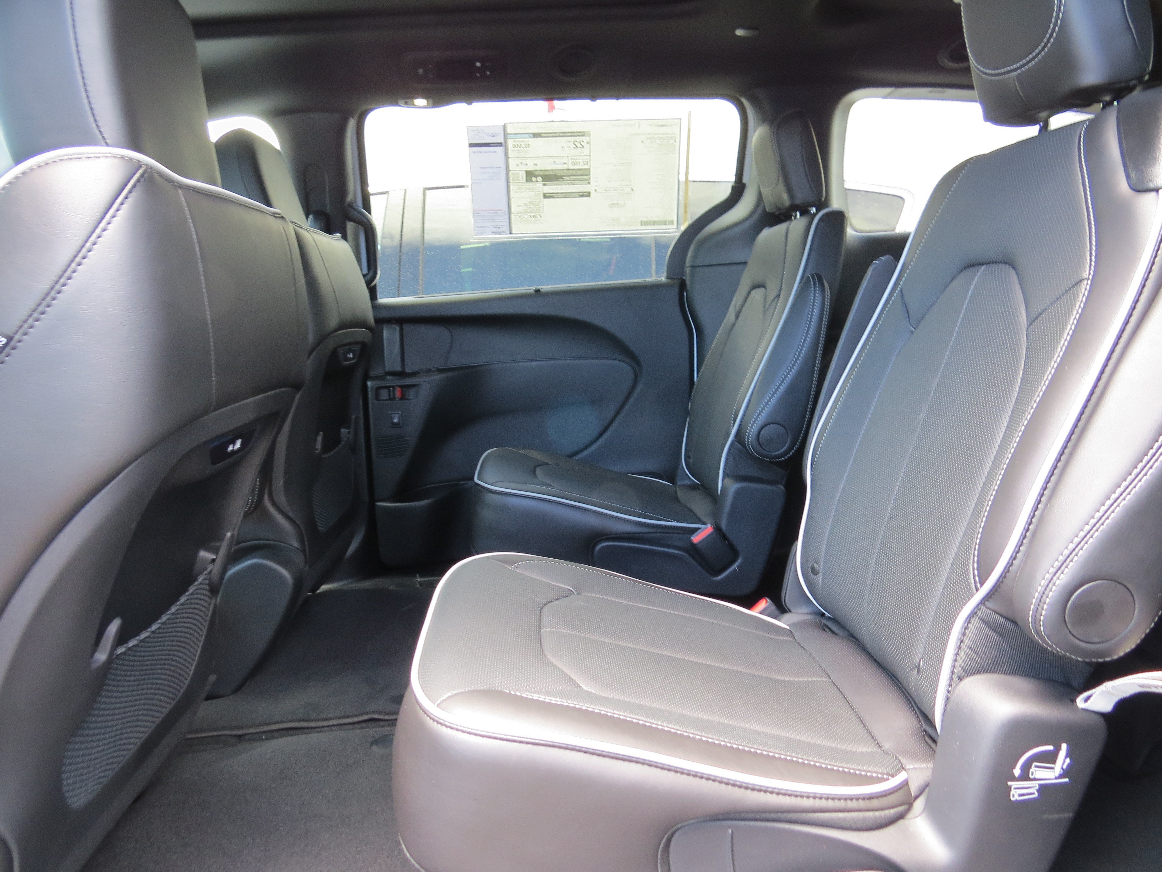 New 2027 Chrysler Pacifica Limited FWD image 11