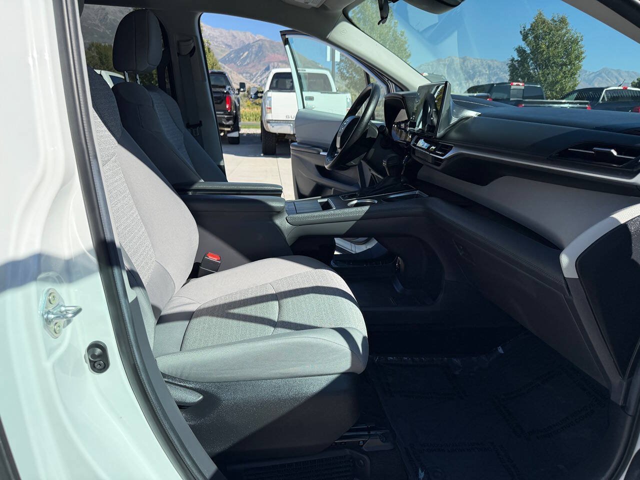 Used 2024 Toyota Sienna LE AWD/4WD image 25