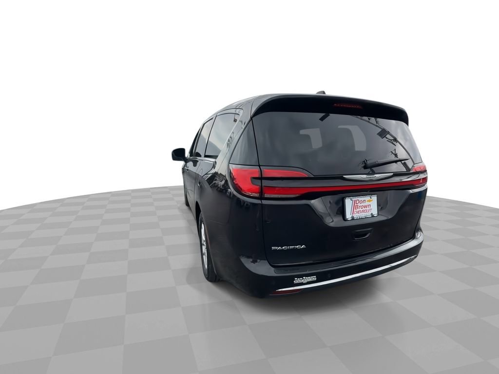 Used 2023 Chrysler Pacifica Touring-L FWD image 7