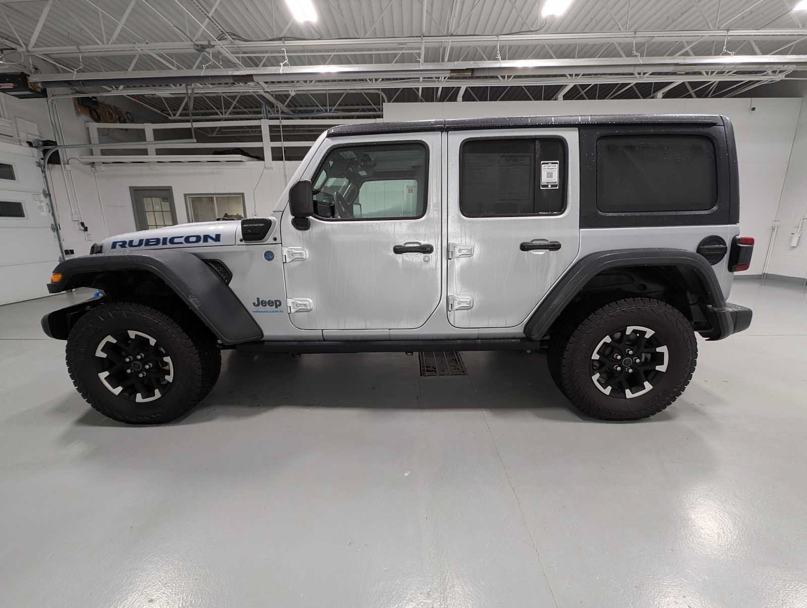 Used 2024 Jeep Wrangler Unlimited Rubicon 4xe AWD/4WD image 10