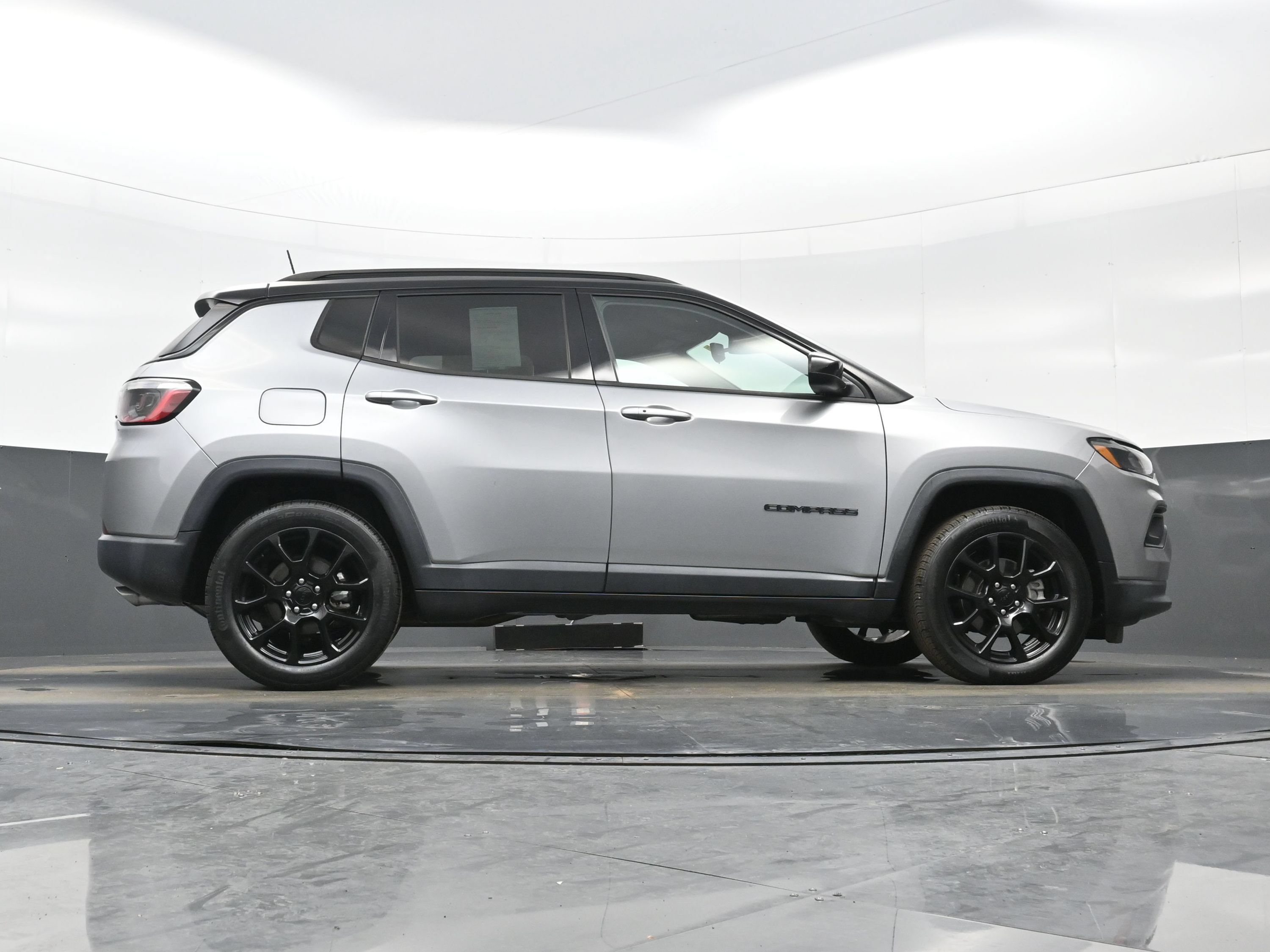Used 2022 Jeep Compass Latitude FWD image 32
