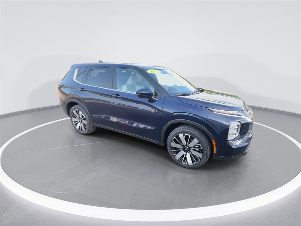 New 2025 Mitsubishi Outlander SE image 2