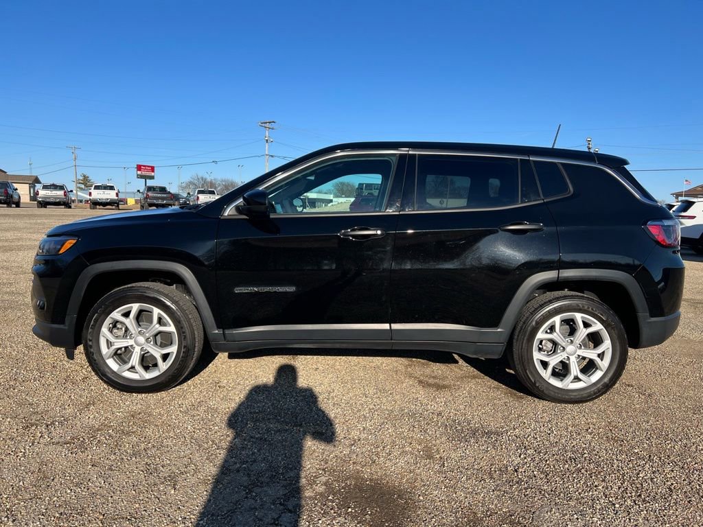 Used 2024 Jeep Compass Sport image 4