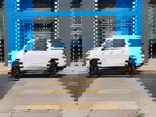 New 2025 Chevrolet Suburban Premier image 3