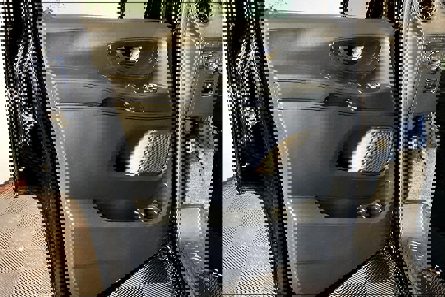 Used 2023 Mercedes-Benz Metris Passenger image 22