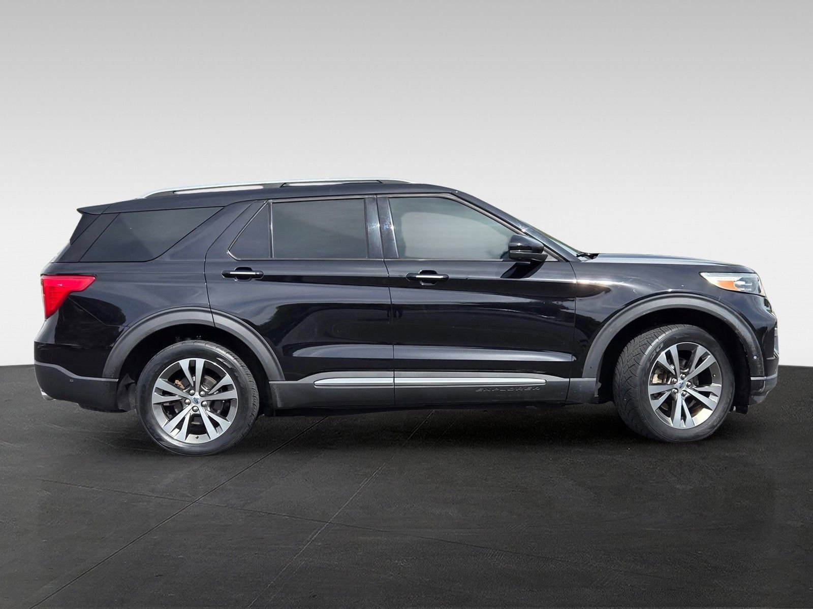 Used 2020 Ford Explorer Platinum w/ Premium Technology Package AWD/4WD image 3