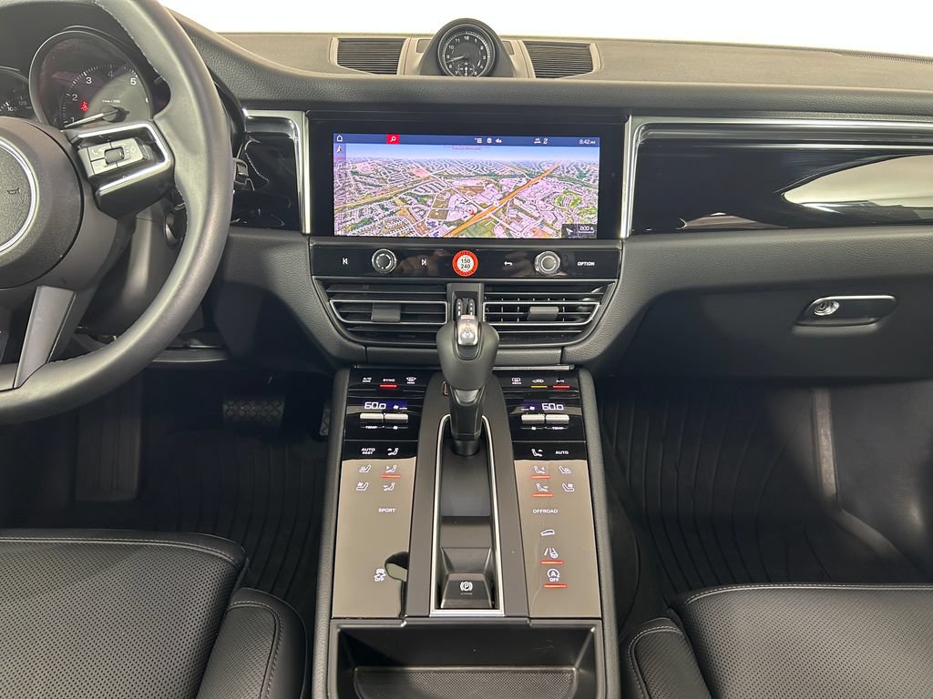Certified 2025 Porsche Macan AWD/4WD image 18