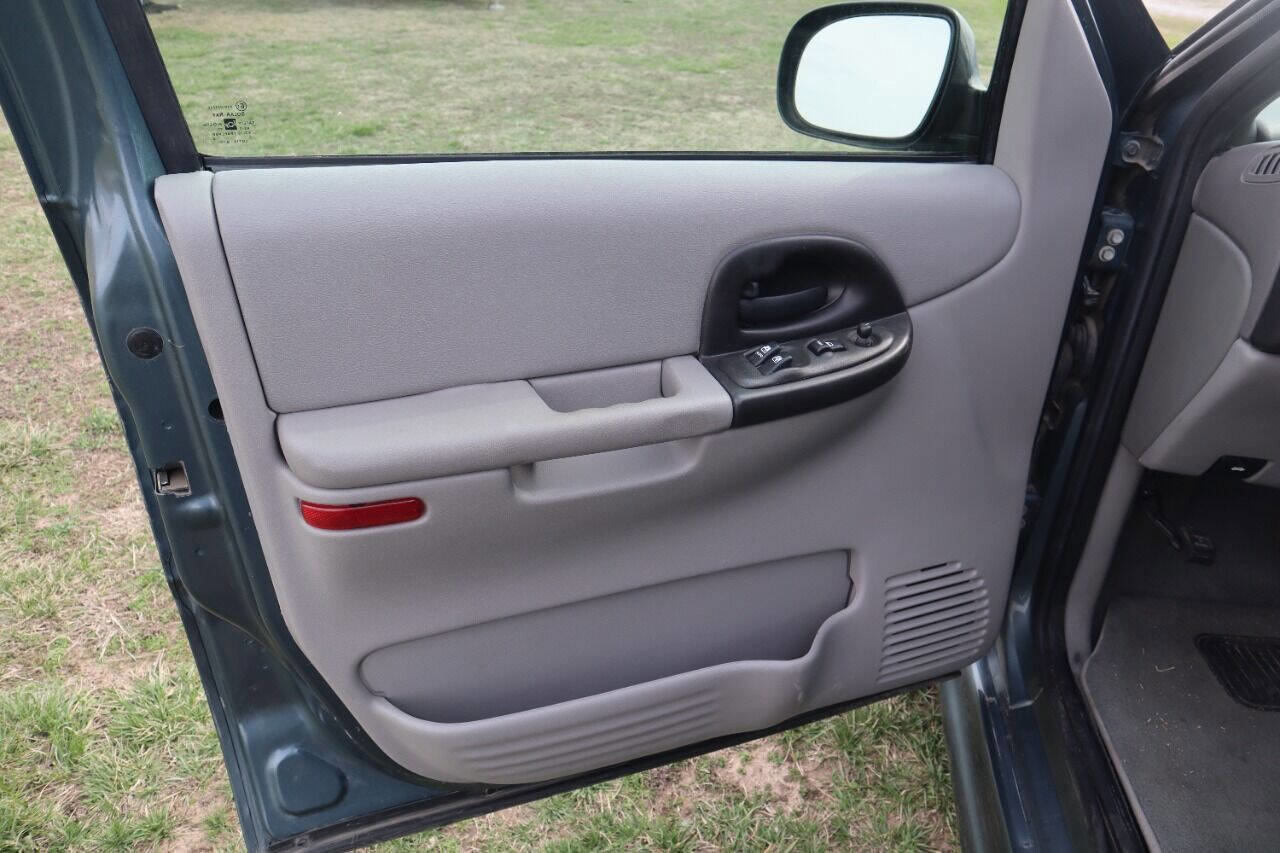 Used 2004 Chevrolet Venture LS w/ Easy Order Package image 32