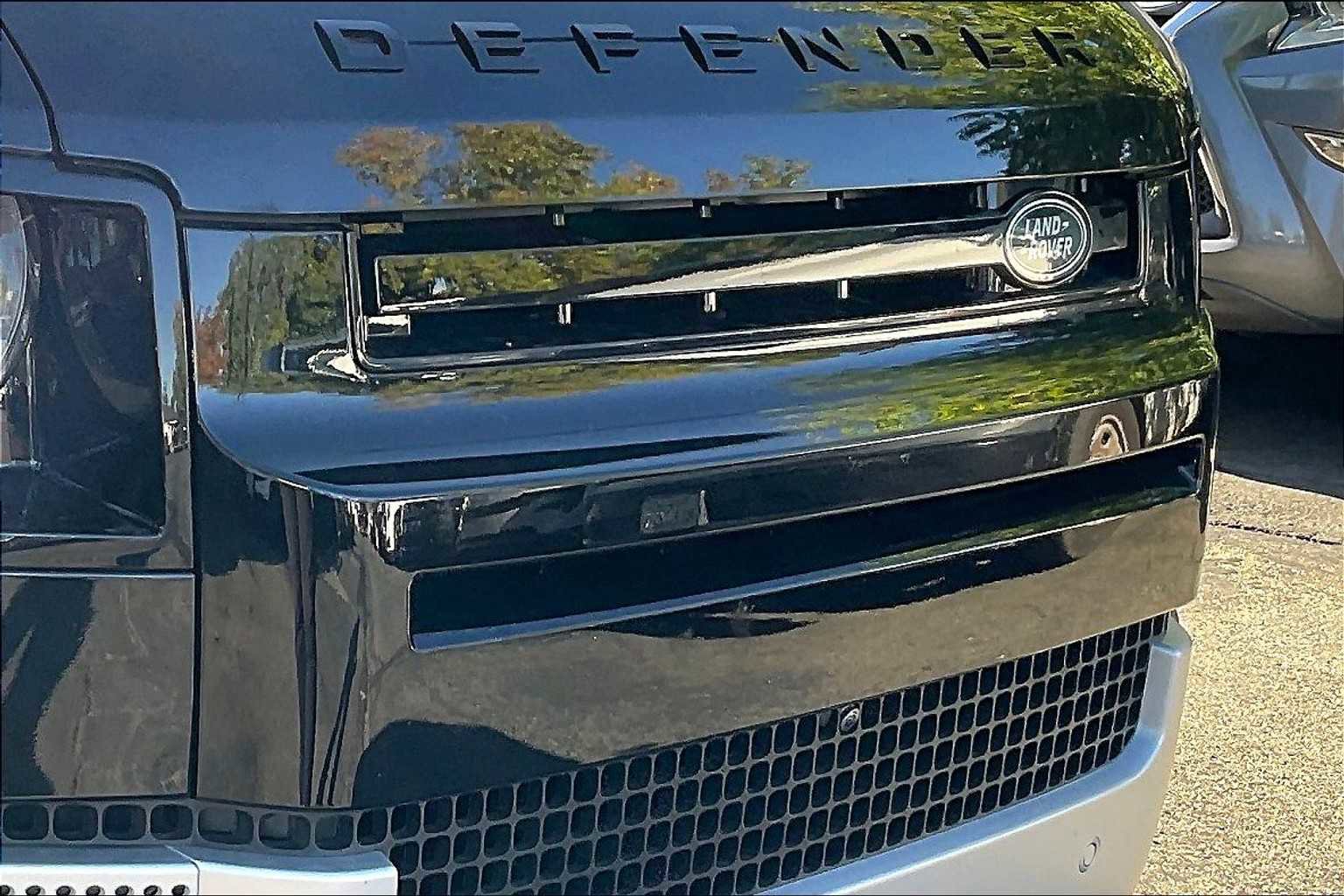 Used 2025 Land Rover Defender 130 S image 32