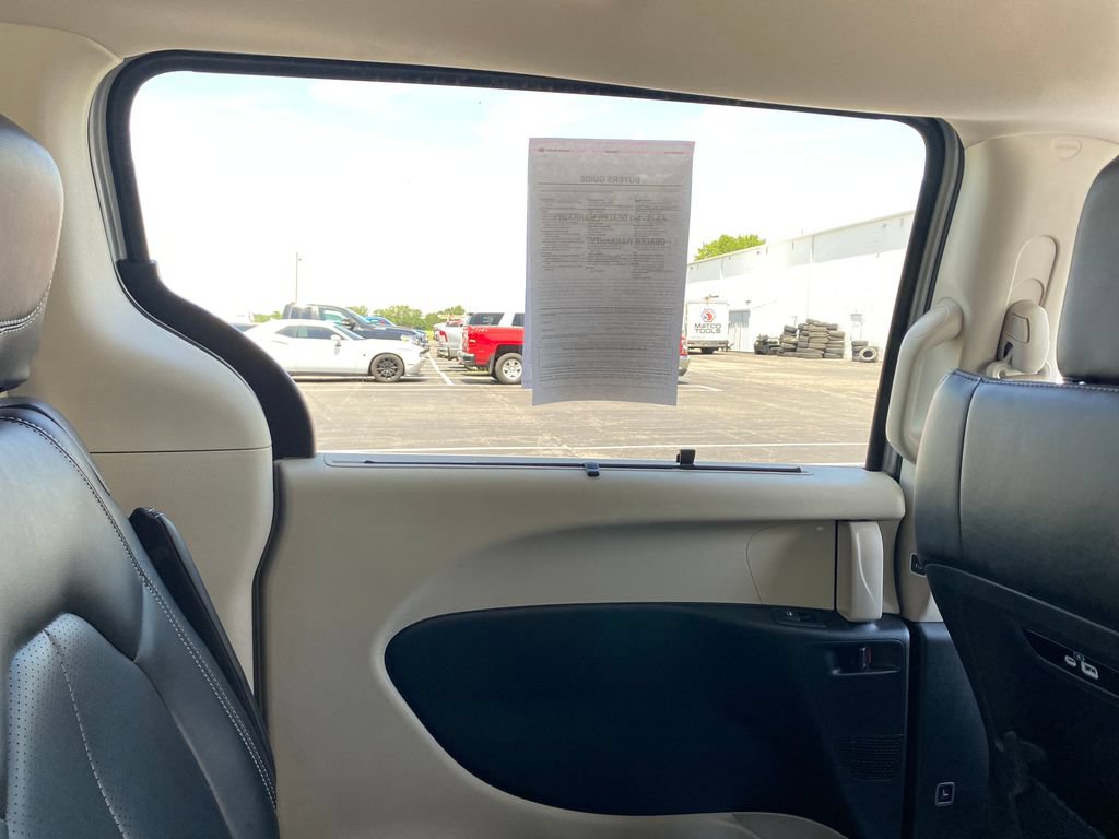 Used 2023 Chrysler Pacifica Touring-L FWD image 17