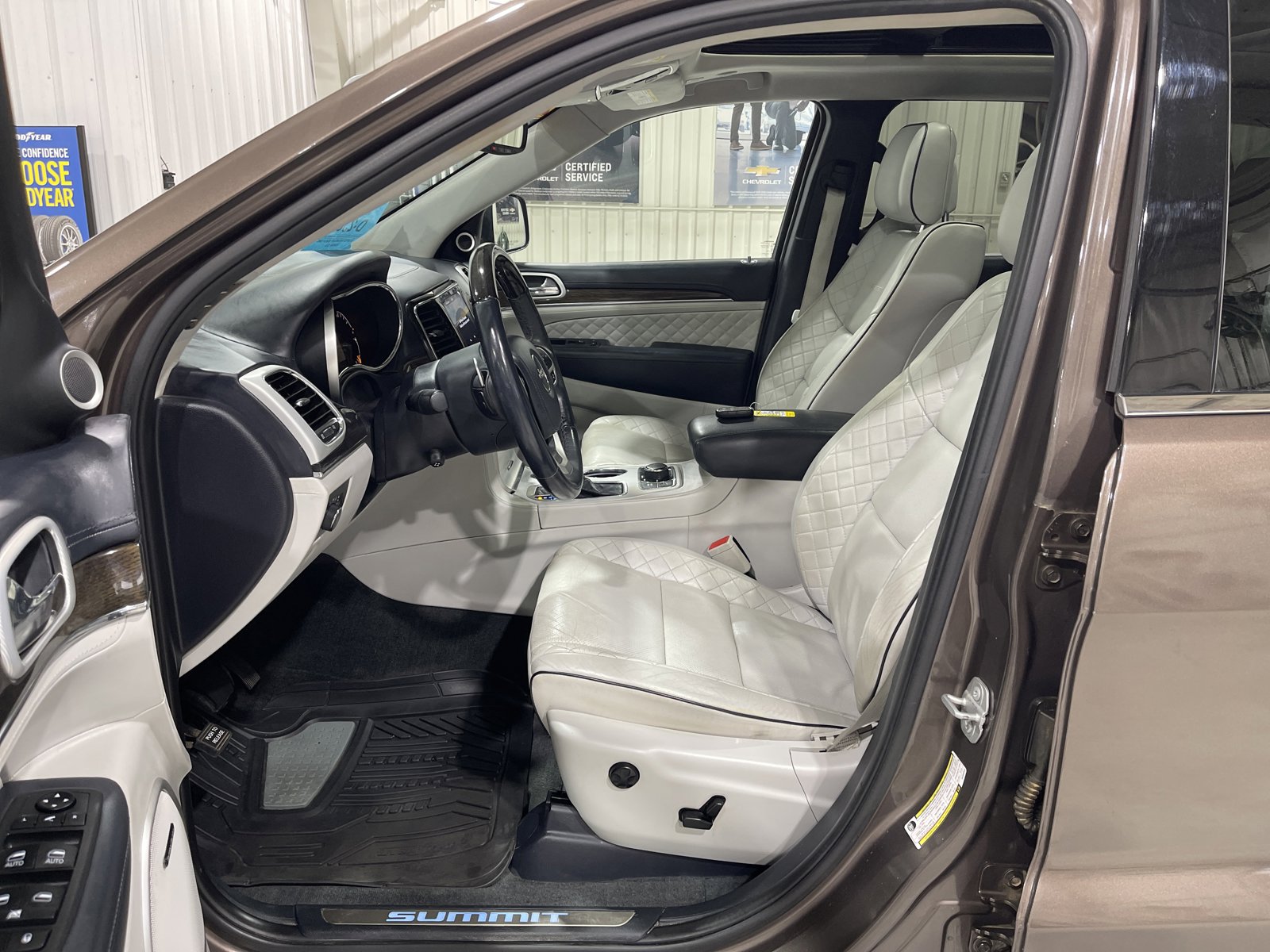 Used 2019 Jeep Grand Cherokee Summit image 2