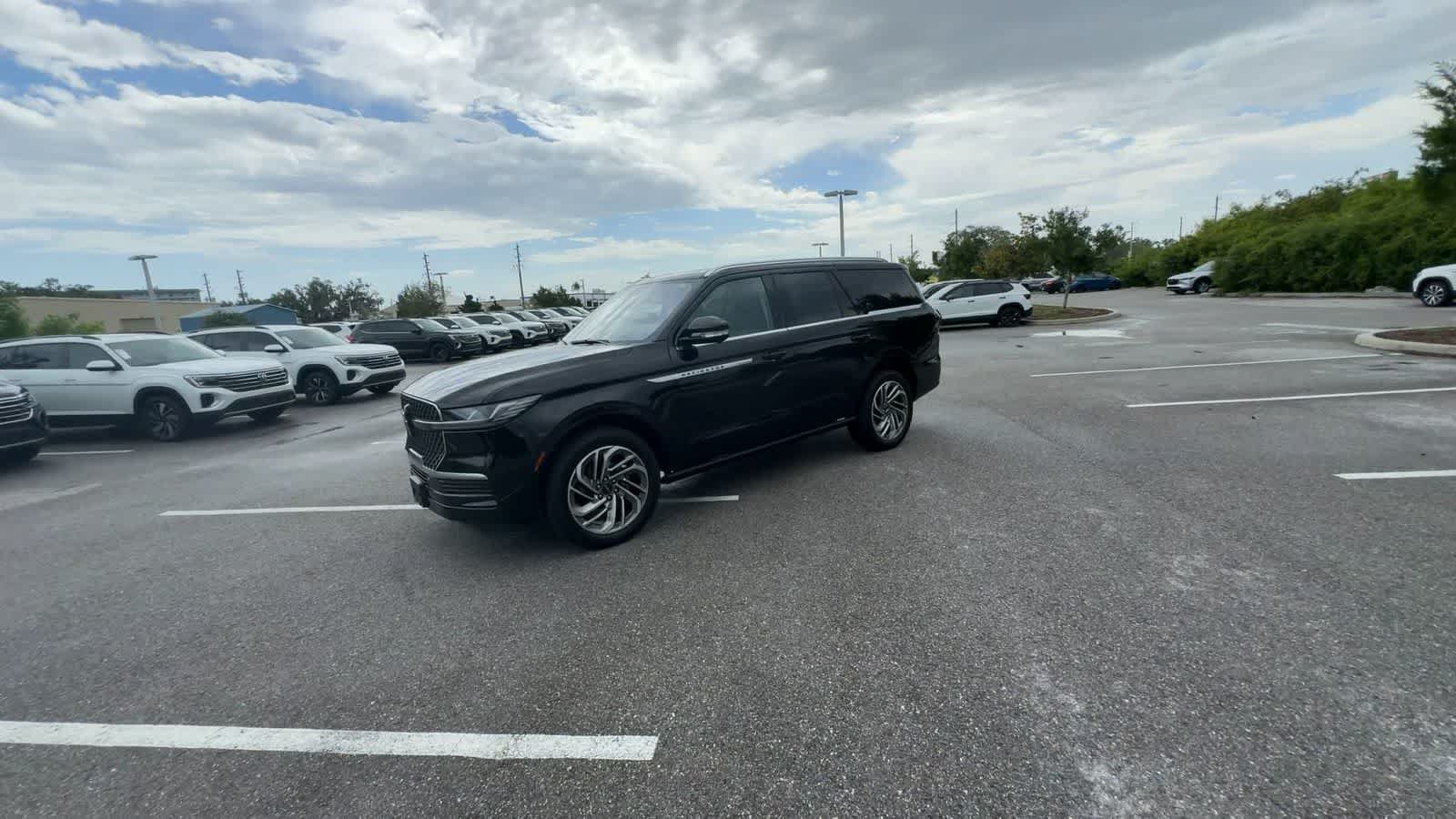 Used 2025 Lincoln Navigator Reserve AWD/4WD image 4