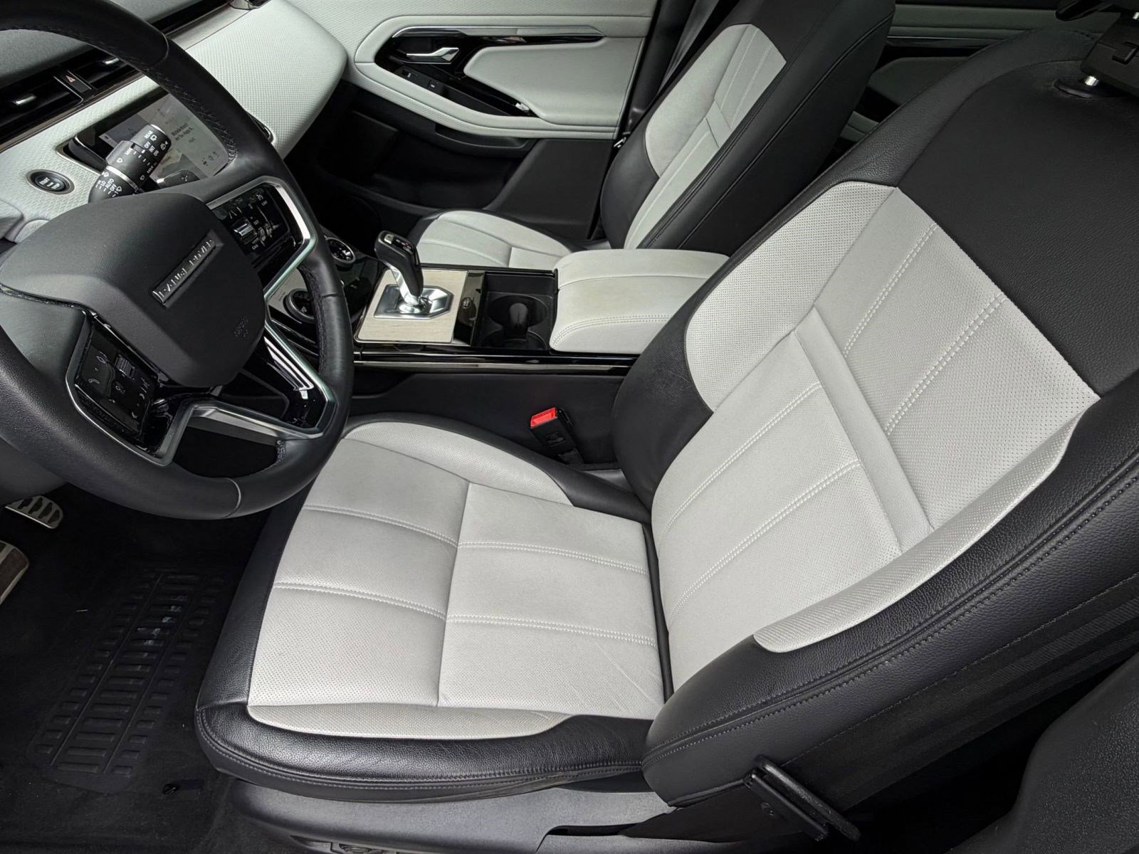 Used 2023 Land Rover Range Rover Evoque R-Dynamic S image 5