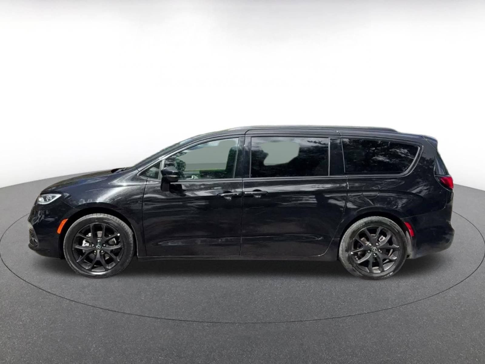 Used 2025 Chrysler Pacifica Limited FWD image 9