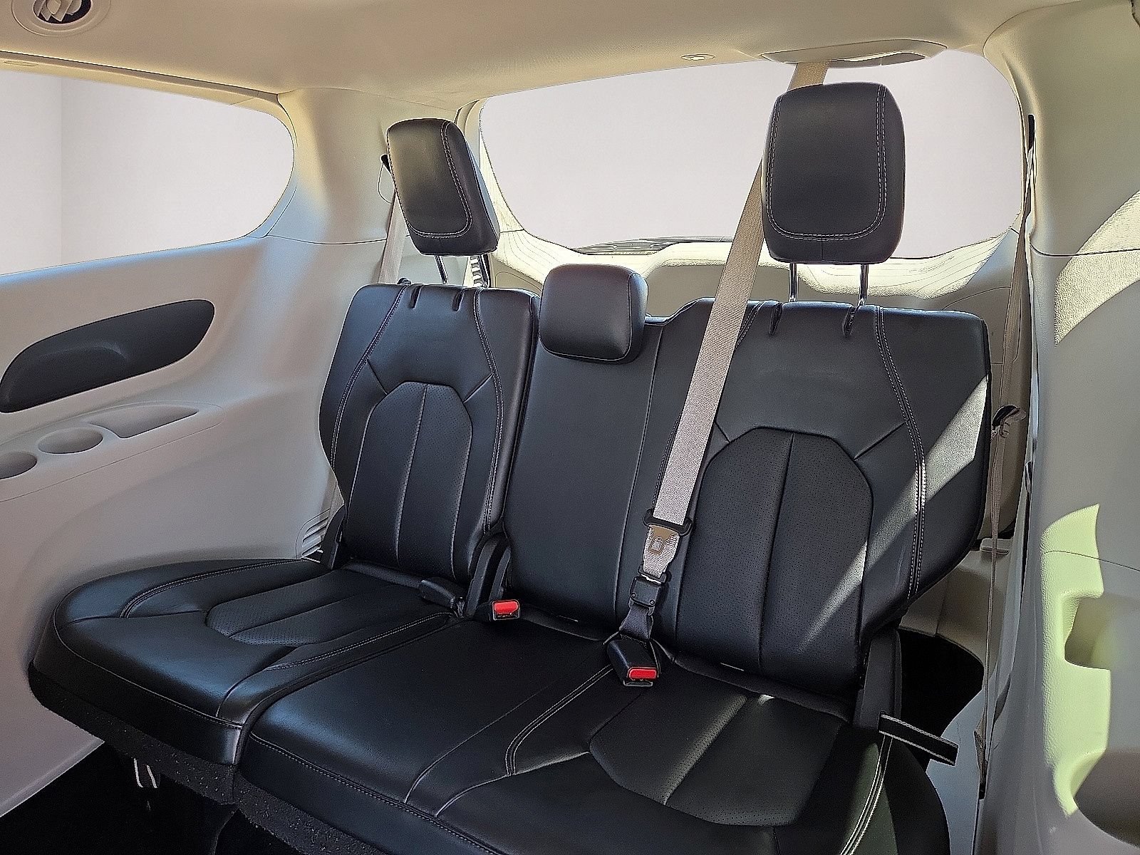 Used 2024 Chrysler Pacifica Touring-L FWD image 19