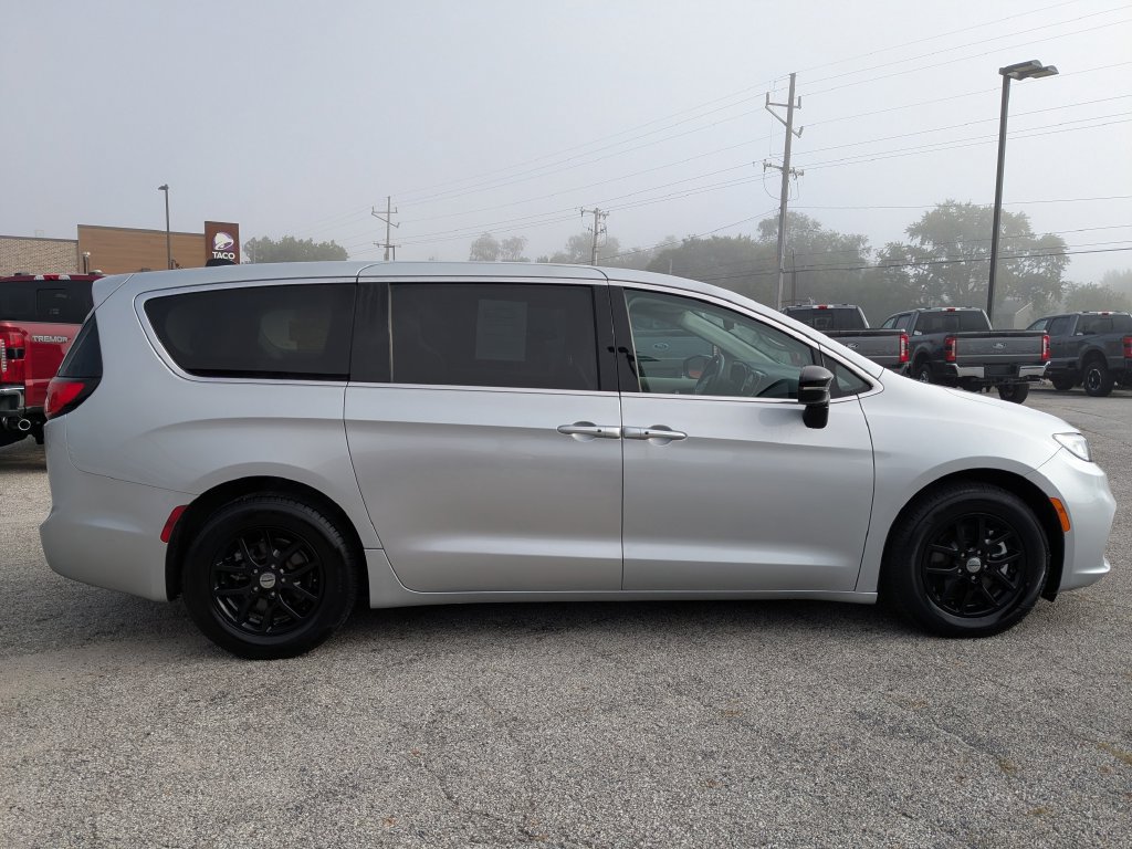 Used 2024 Chrysler Pacifica Touring-L FWD image 4
