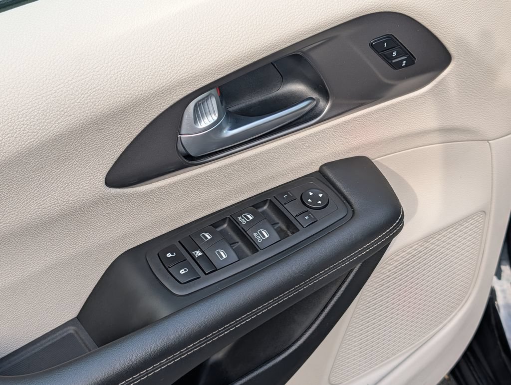 Used 2023 Chrysler Pacifica Touring-L FWD image 15