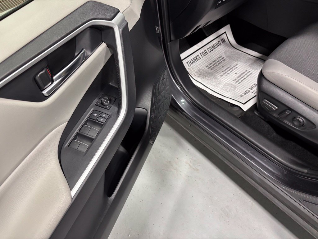 Used 2025 Toyota RAV4 XLE AWD/4WD image 9