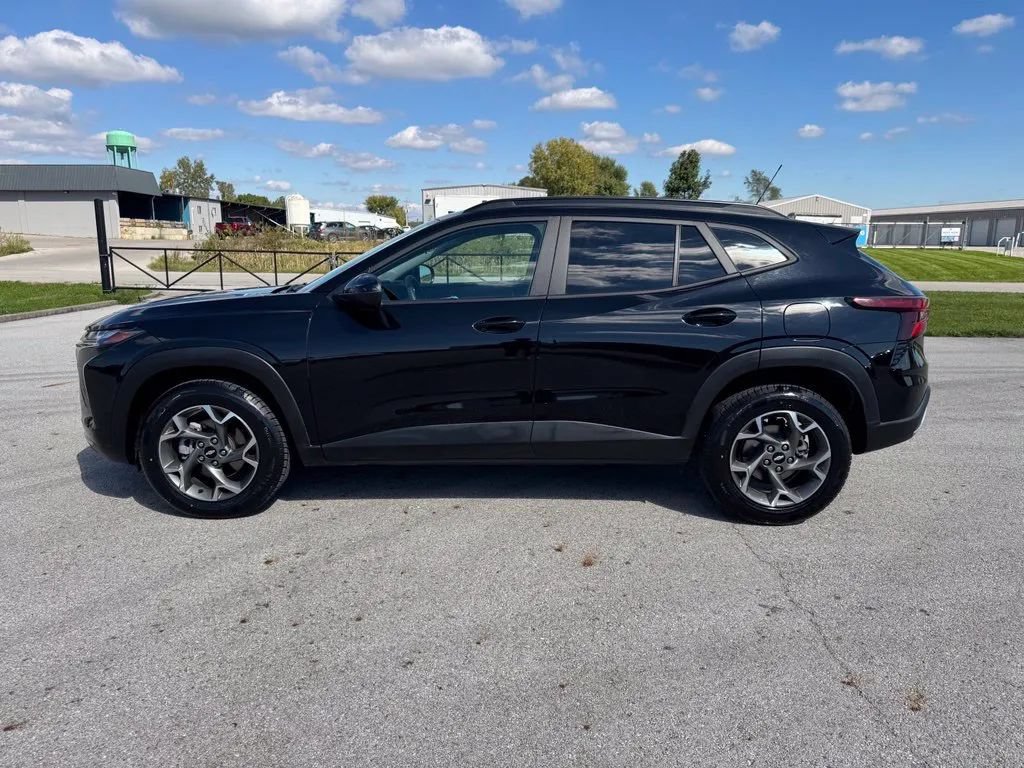 Used 2025 Chevrolet Trax LT FWD image 4