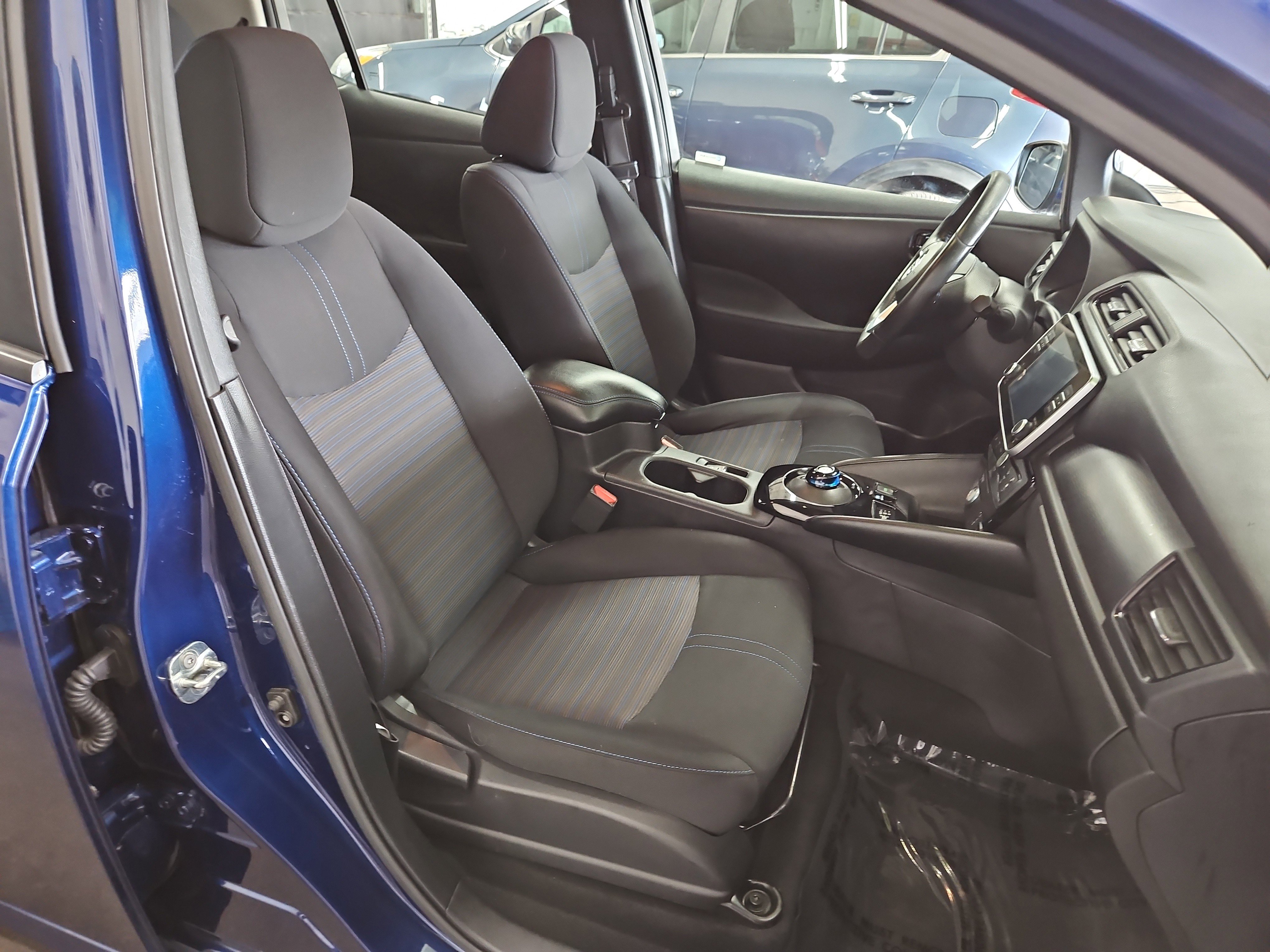 Used 2020 Nissan Leaf SV w/ SV Technology Package FWD image 6