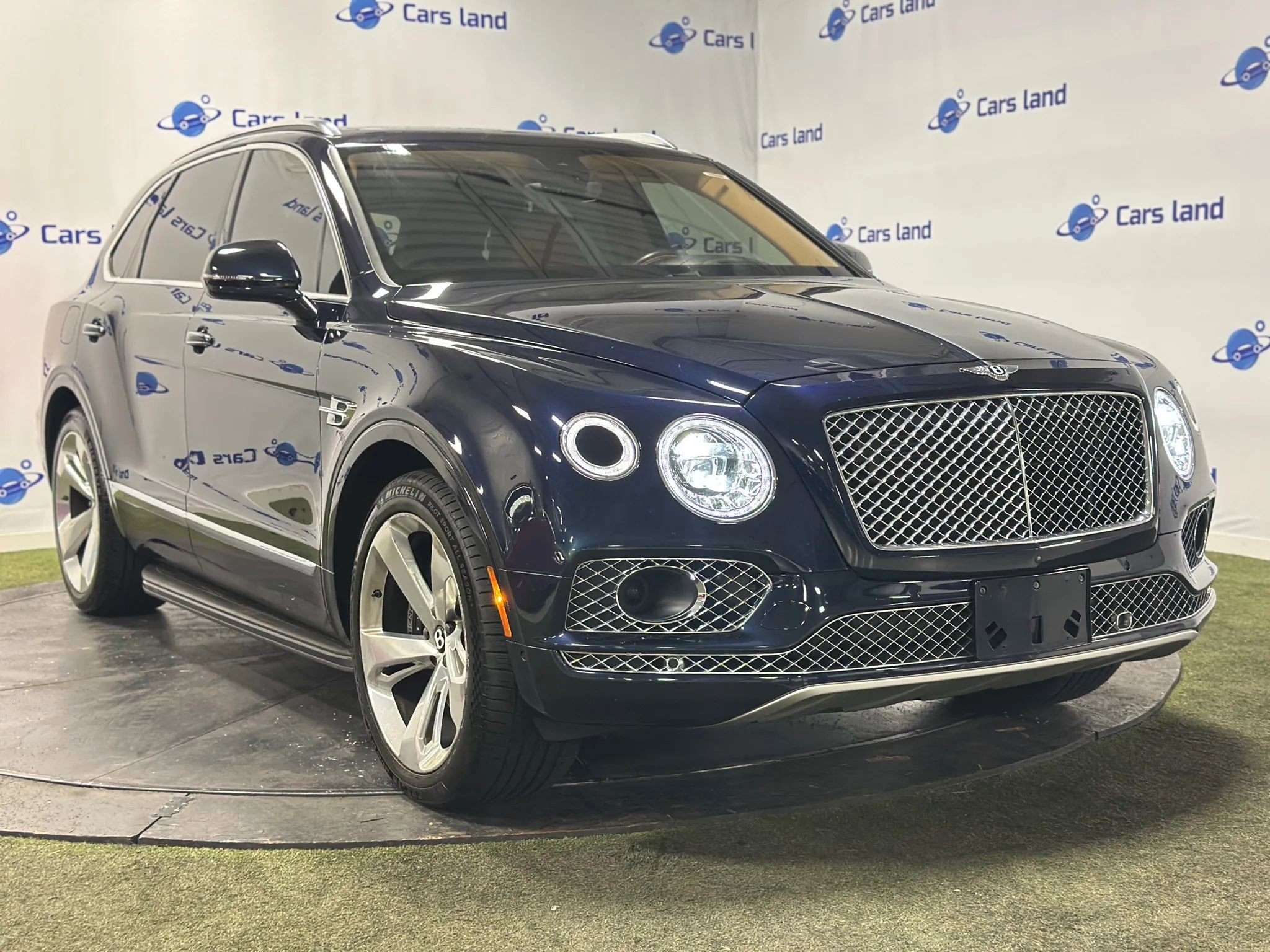 Used 2017 Bentley Bentayga AWD/4WD image 1