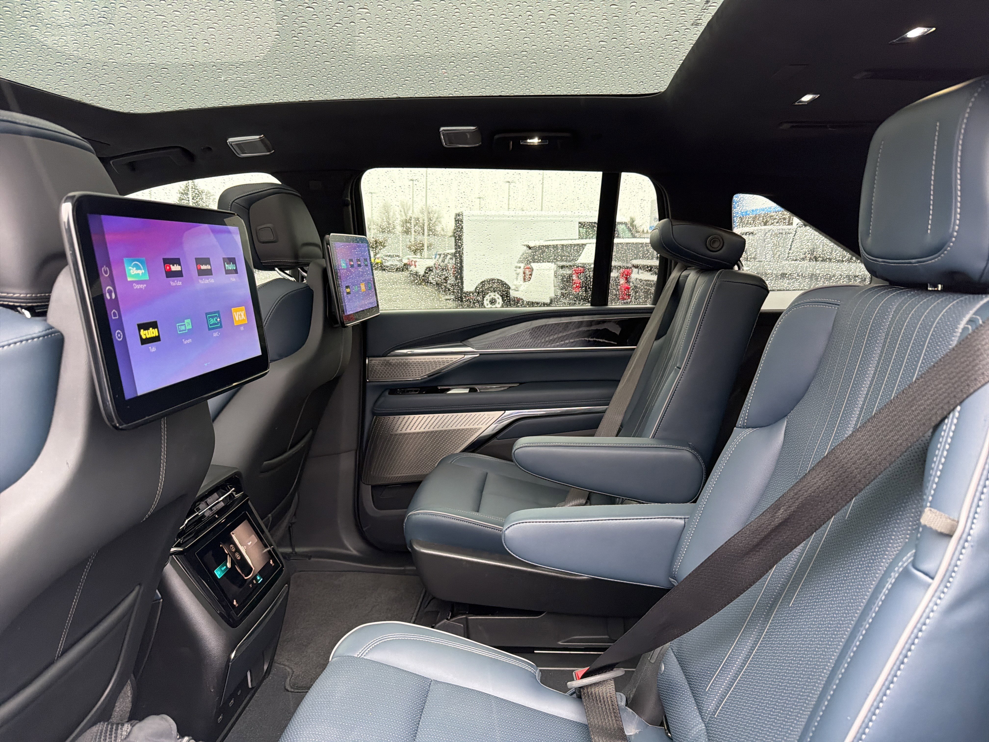 Used 2025 Cadillac Escalade IQ Sport 2 w/ LPO, ONYX Package image 11