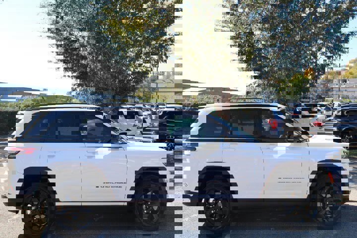 Used 2023 Jeep Grand Cherokee Altitude image 6