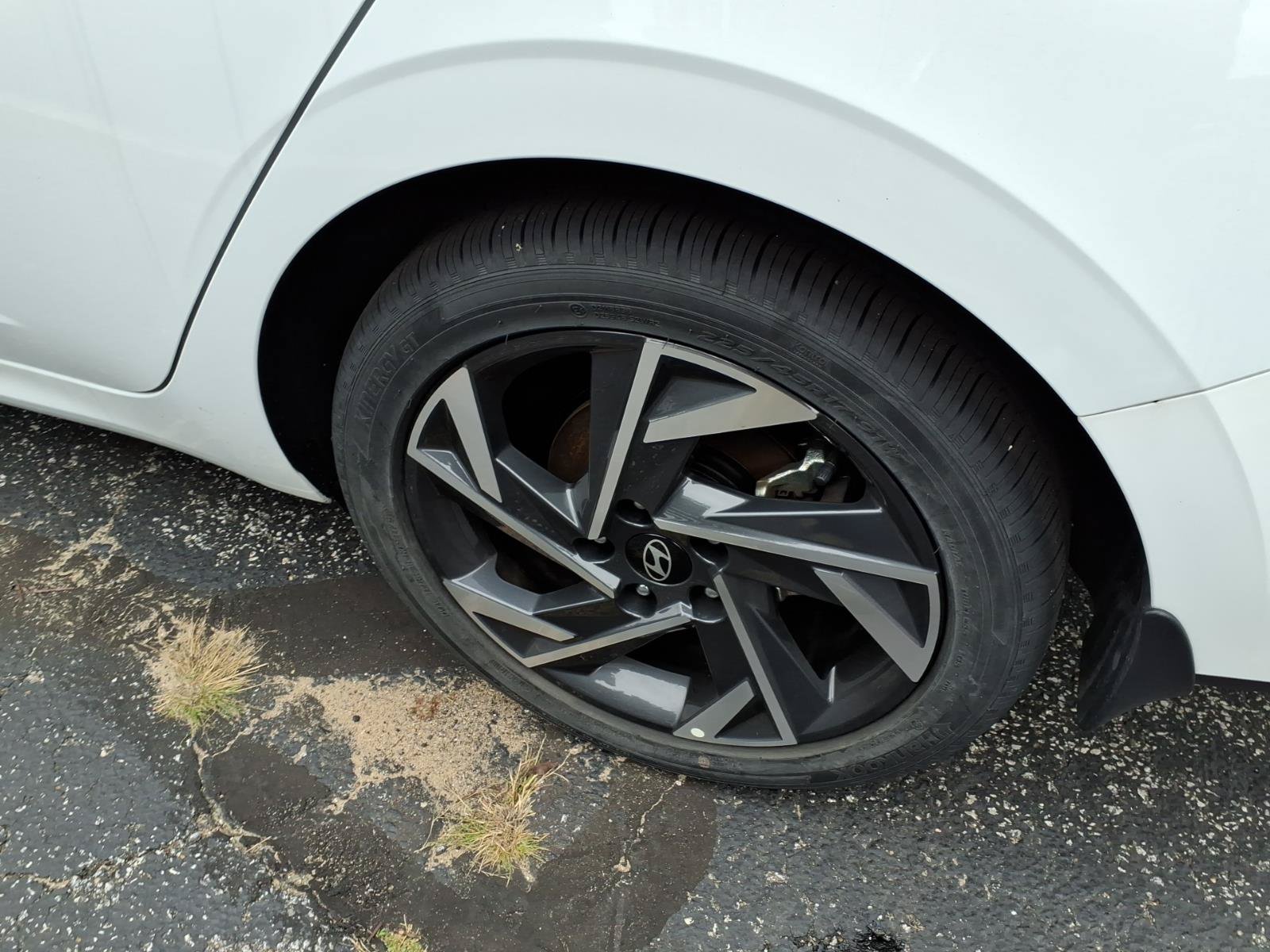 New 2025 Hyundai Elantra Limited FWD image 11