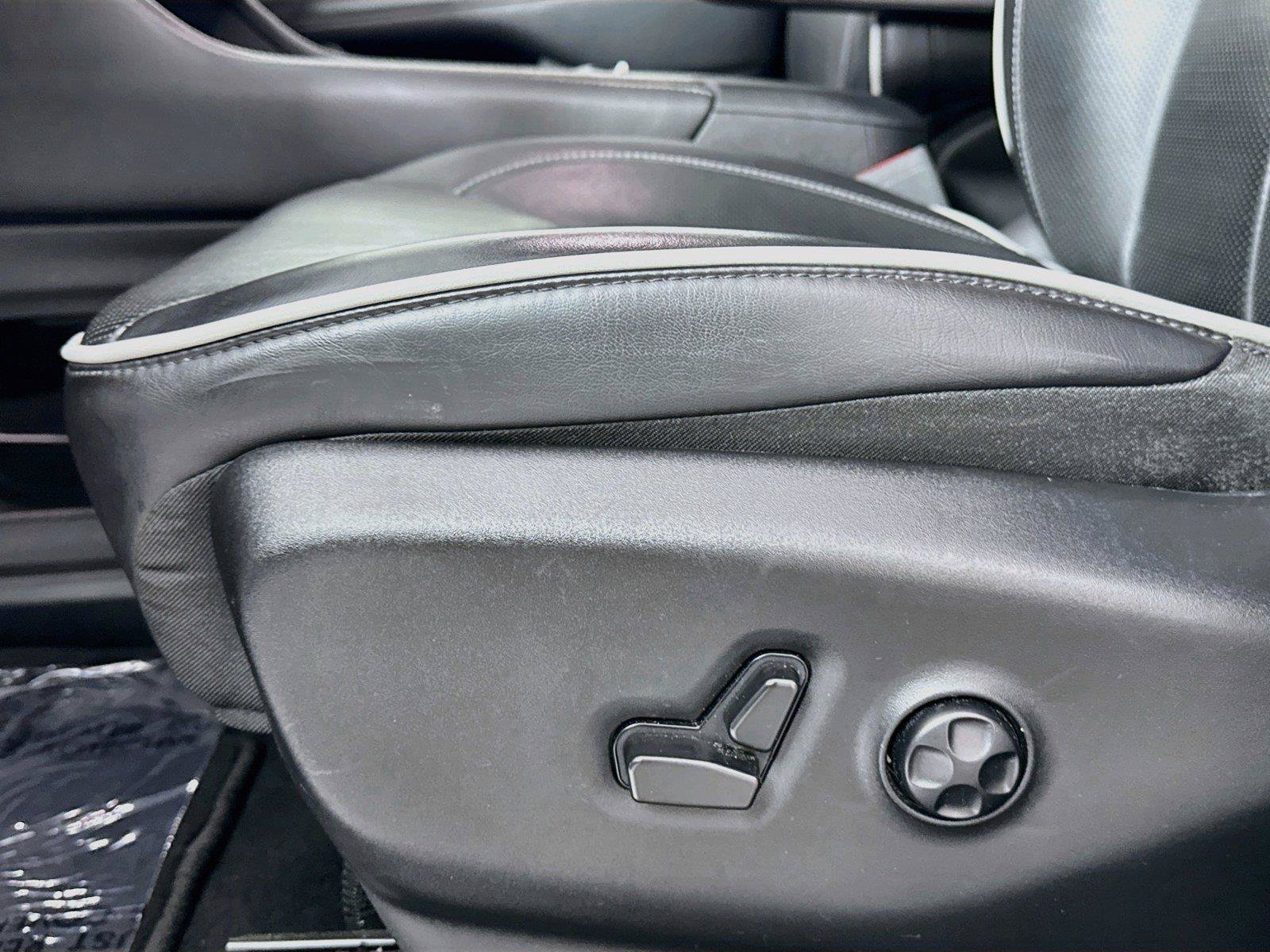 Used 2025 Chrysler Pacifica Limited FWD image 28